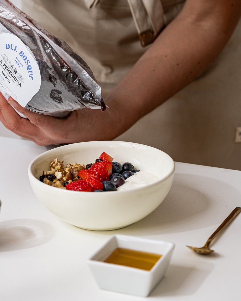 Mermelada del bosque junto a un bowl de yogur, granola y frutas
