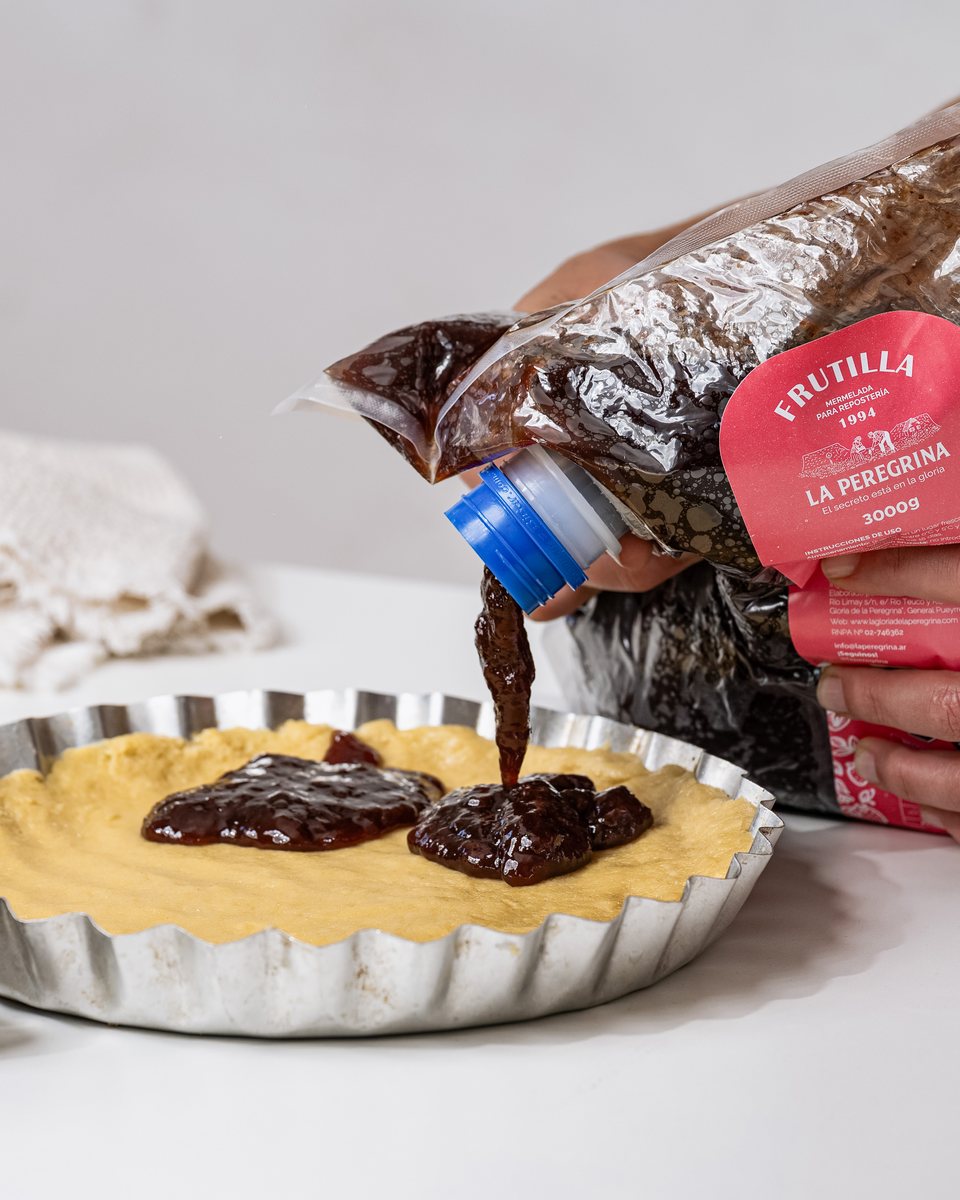 Mermelada de frutilla servida sobre una base de tarta