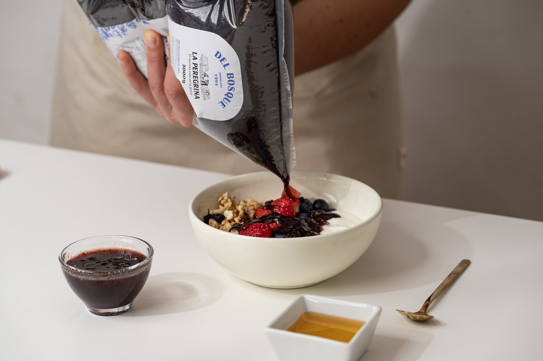 Mermelada del bosque en envase de 3 kg servida sobre un bowl de yogur y granola